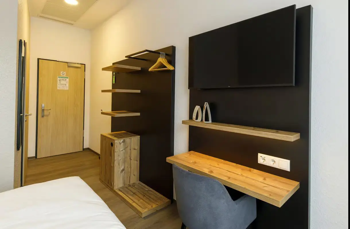 kedi rhede doppelzimmer 3 schreibtisch tv